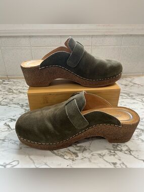 Aetrex Madison  Clog in Olive. Genuine Suede Uppers with Cork Midsole